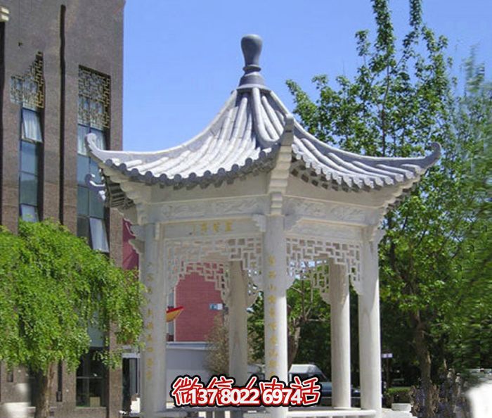 精美漢白玉鏤空涼亭，為校園休息區(qū)提供清涼休息空間