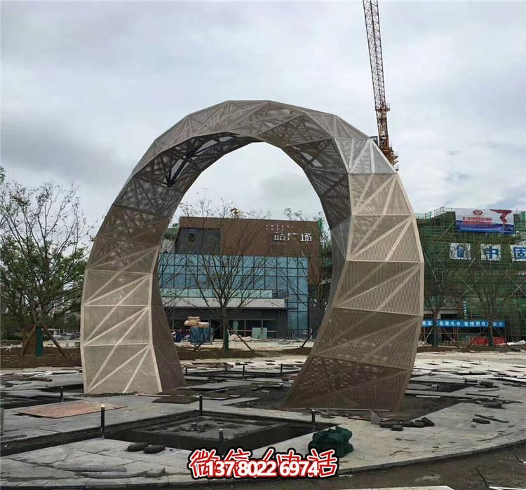 不銹鋼網(wǎng)格拱門雕塑，點(diǎn)綴廣場