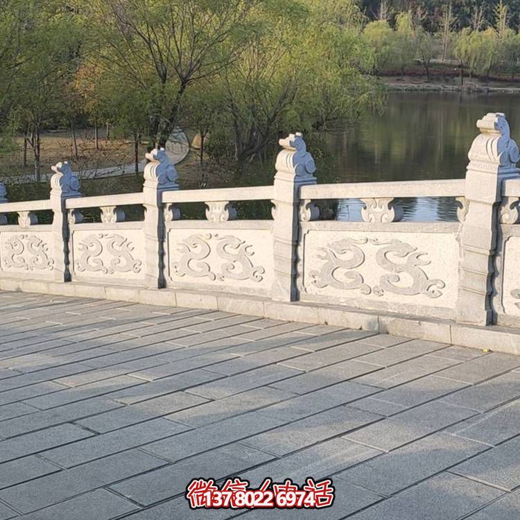 精美青石浮雕石拱橋裝飾，營造舒適安全的公園氛圍