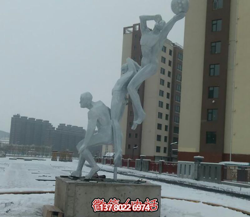 不銹鋼網(wǎng)格籃球場擺放雕塑，為小區(qū)廣場增添創(chuàng)意色彩