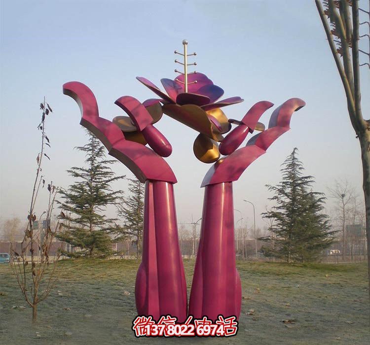 不銹鋼雕塑——用手捧花朵，點綴公園抽象美