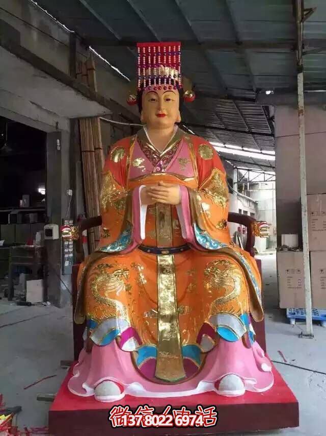 王母娘娘純銅雕塑，屹立于寺廟之中