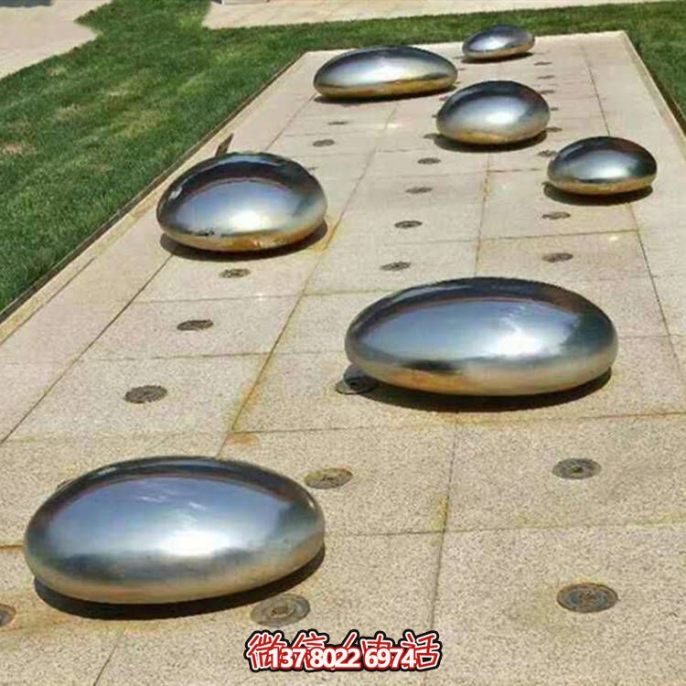 不銹鋼鏡面戶外噴泉水景擺件，以鵝卵石與雕塑裝飾