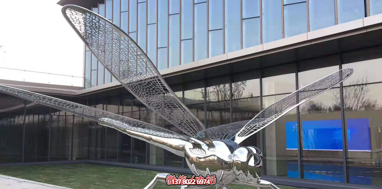 不銹鋼蜻蜓雕塑，鏡面反射大學(xué)花園抽象風(fēng)格