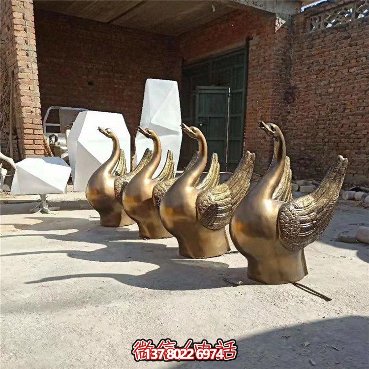 仿銅噴水雕塑，玻璃鋼景觀天鵝水池，為廣場園林擺放