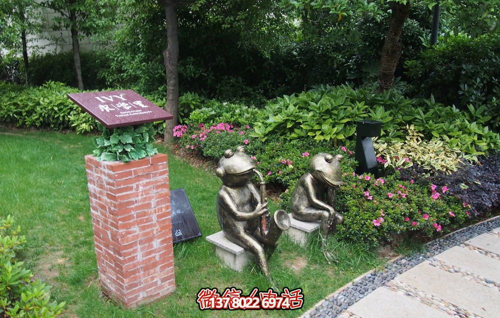 唯美青蛙雕塑，用不銹鋼增添公園景色