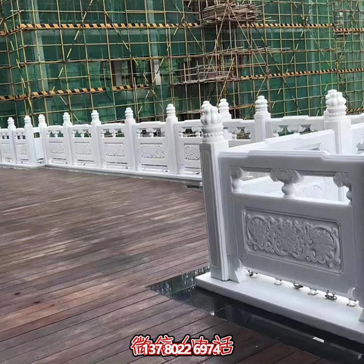 絢麗多彩的防護(hù)欄桿，為河道升旗臺打造夢幻般的園林雕塑