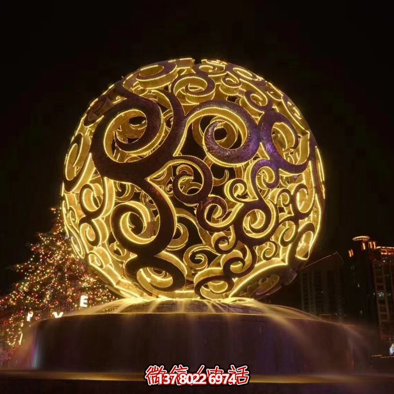 不銹鋼鏤空球雕塑，照亮夜晚的美麗噴泉
