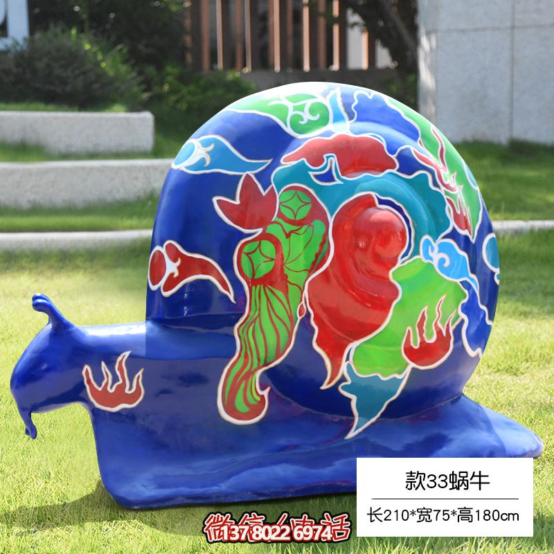 縮小的玻璃鋼彩繪蝸牛雕塑，地上擺放草