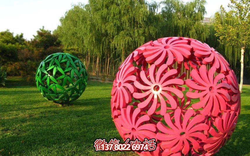 創(chuàng)意粉色鏤空球雕塑，為公園草坪增添童趣