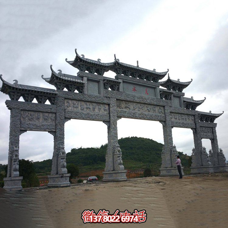 精美大型仿古青石雕刻門樓牌坊，為景區(qū)入口增添精彩