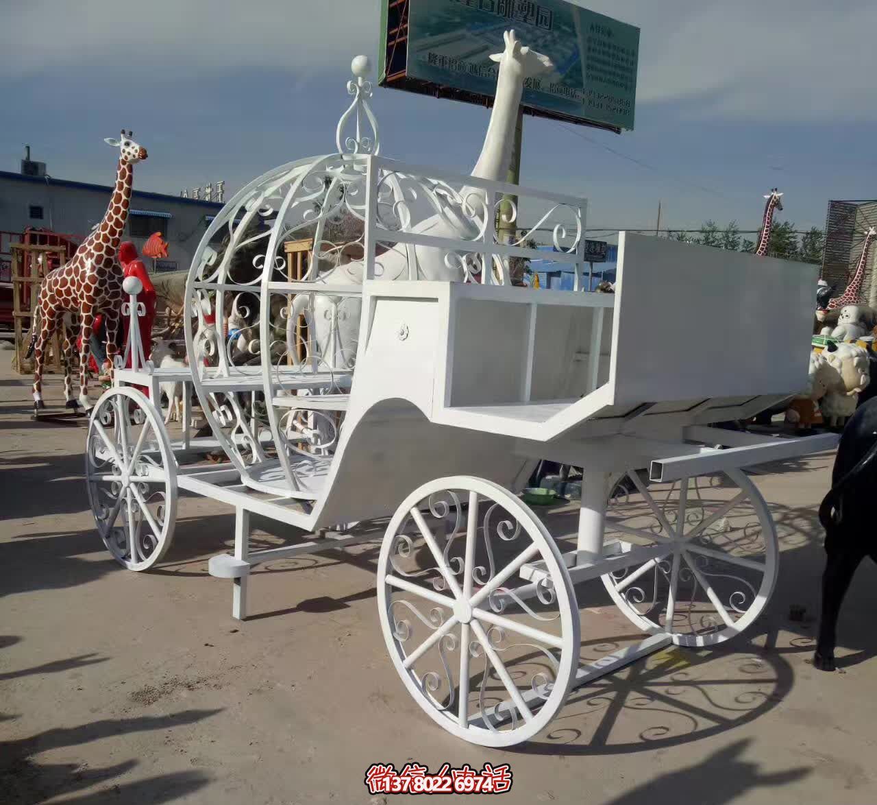 不銹鋼雕塑，精美馬車裝點(diǎn)商場(chǎng)戶外