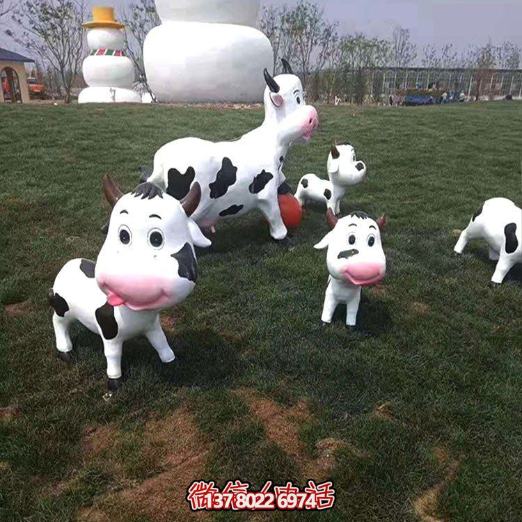 可愛小奶牛玻璃鋼雕塑，為戶外園林景觀增添獨(dú)特魅力