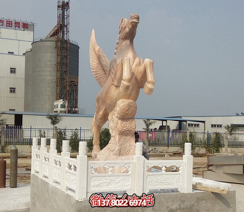 飛馬石雕創(chuàng)意雕塑，點(diǎn)綴廣場上的黃蠟石