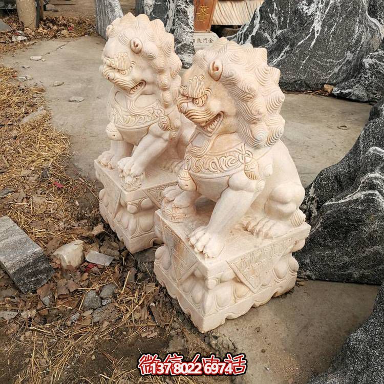 精美大理石雕刻石獅子，為酒店門口添彩晚霞紅