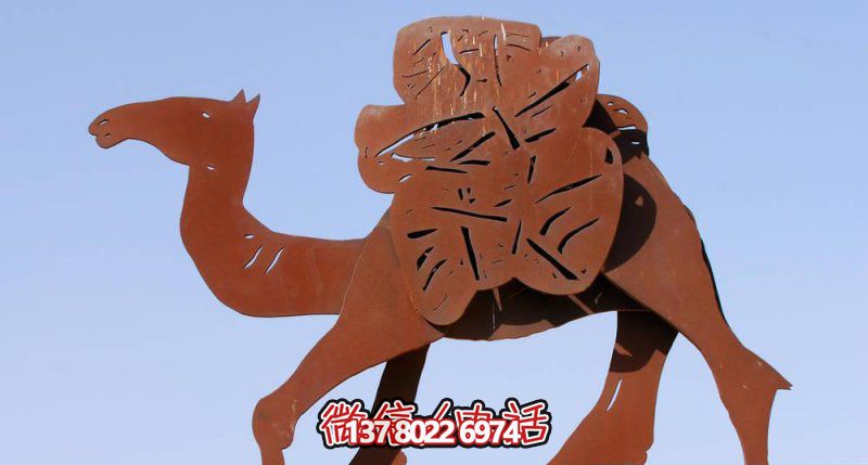 不銹鋼駱駝剪紙雕塑，點綴街道邊行走