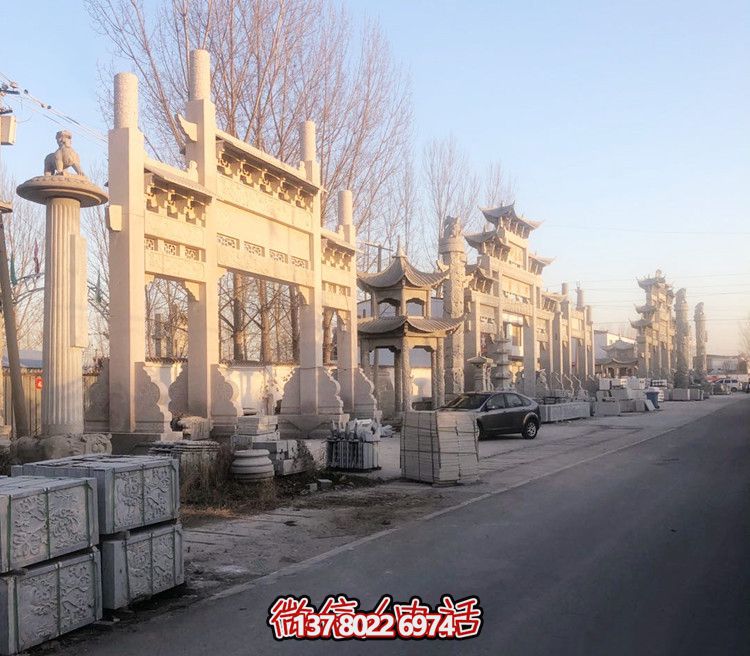 大理石門牌樓，點(diǎn)綴村莊入口