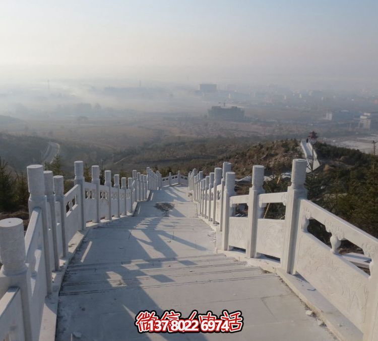 精致石雕護(hù)欄，漢白玉青石欄板點(diǎn)綴天然風(fēng)情