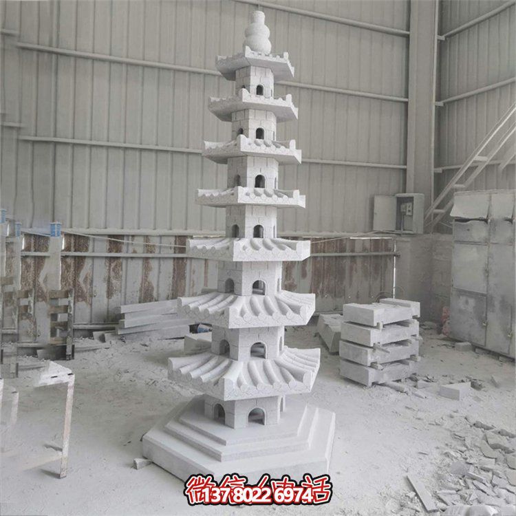 天然青石多層石佛塔，雕刻精美，為寺廟擺放