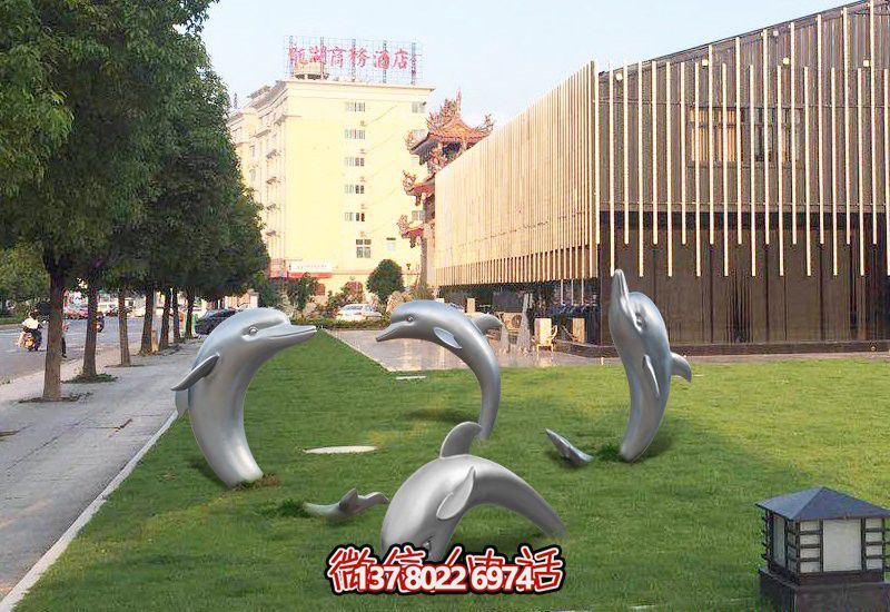 不銹鋼海豚形象雕塑，給草坪增添獨(dú)特姿態(tài)
