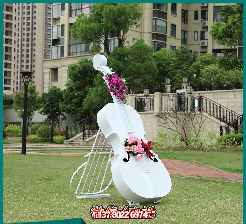 玻璃鋼雕塑，打造創(chuàng)意白色大提琴，點綴公園景區(qū)
