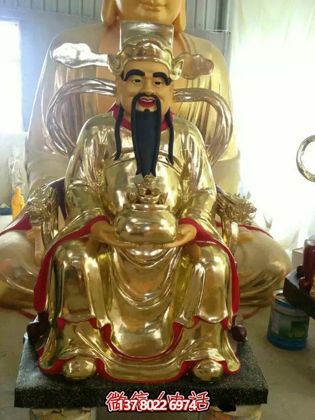 鎏金財(cái)神佛像雕塑，室內(nèi)供奉神像