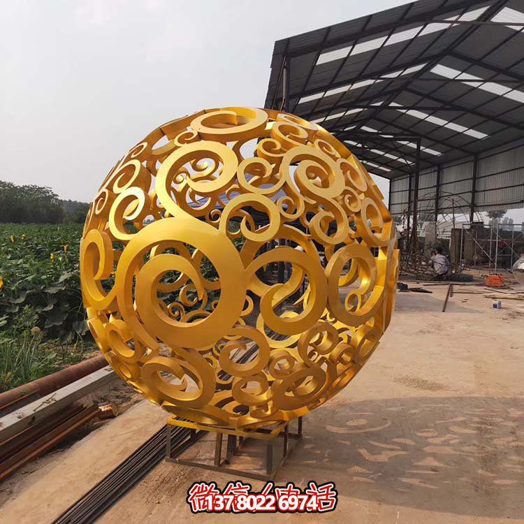 大型不銹鋼鏤空球雕塑，為園林景觀增添靈動之美