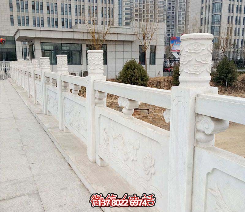 漢白玉鑲嵌欄桿扶手，點(diǎn)綴走廊裝飾，為城市花園添彩