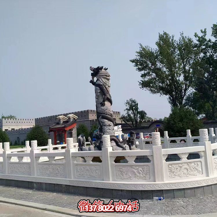 漢白玉石雕欄板，為景區(qū)水池提供防護(hù)及園林裝飾