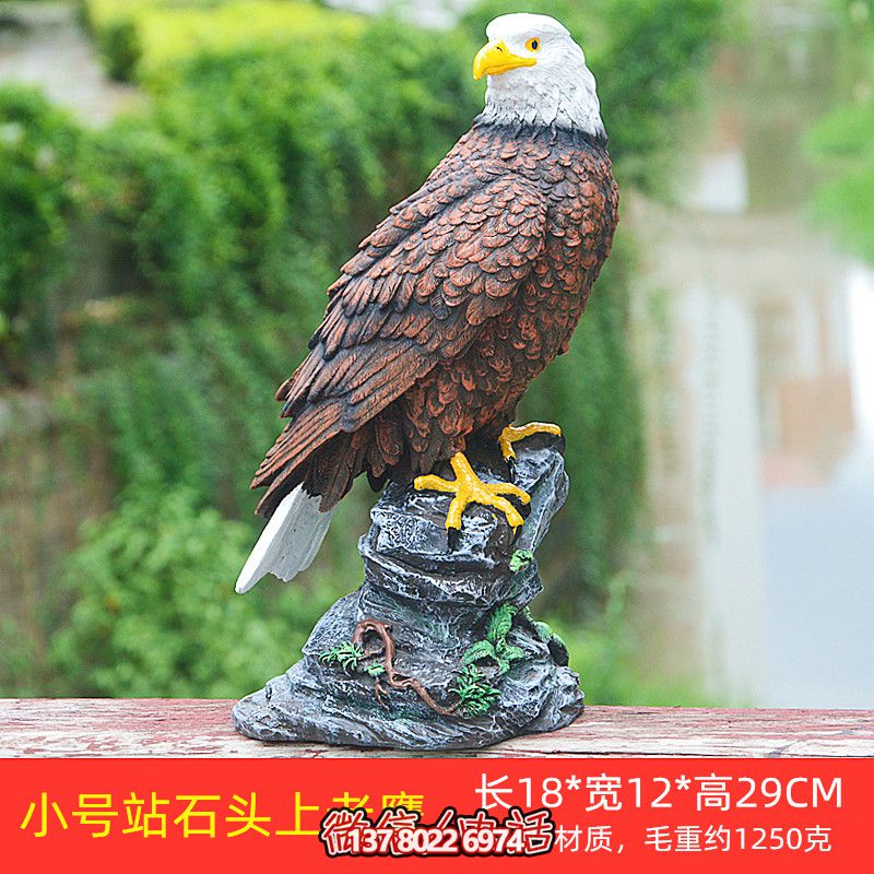 石頭藝術(shù)老鷹雕塑，點(diǎn)綴花園站