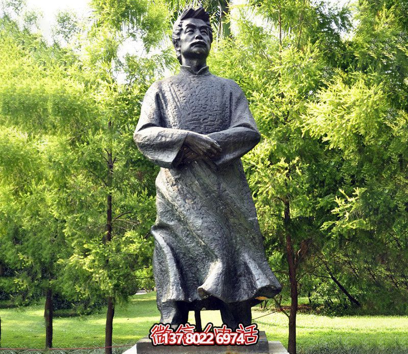玻璃鋼魯迅人物雕塑，為公園景觀裝飾點(diǎn)綴