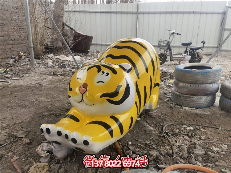 玻璃鋼彩繪抽象老虎雕塑，為幼兒園裝飾而生