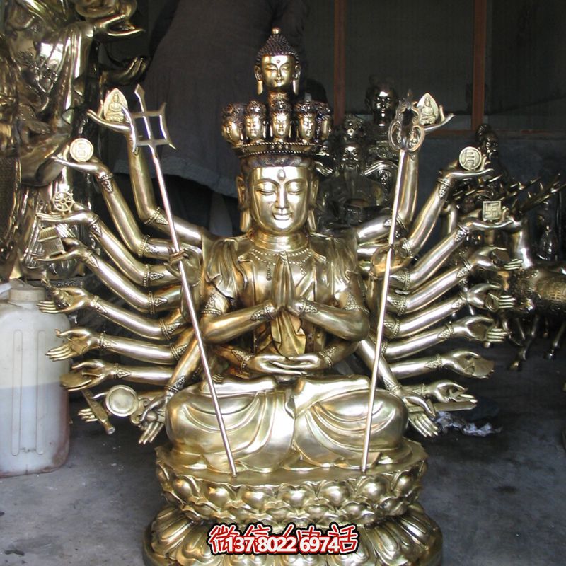 鎏金菩薩雕塑，供奉觀音祈福