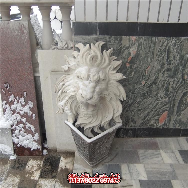 豪華別墅大型紅石獅子雕塑，園林景觀完美呈現(xiàn)