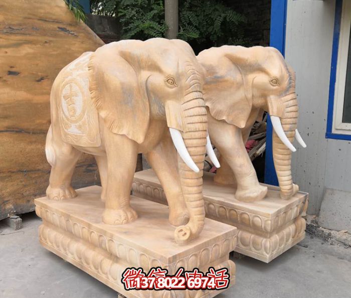 紅色庭院一抹晚霞，一個(gè)石雕大象雕塑