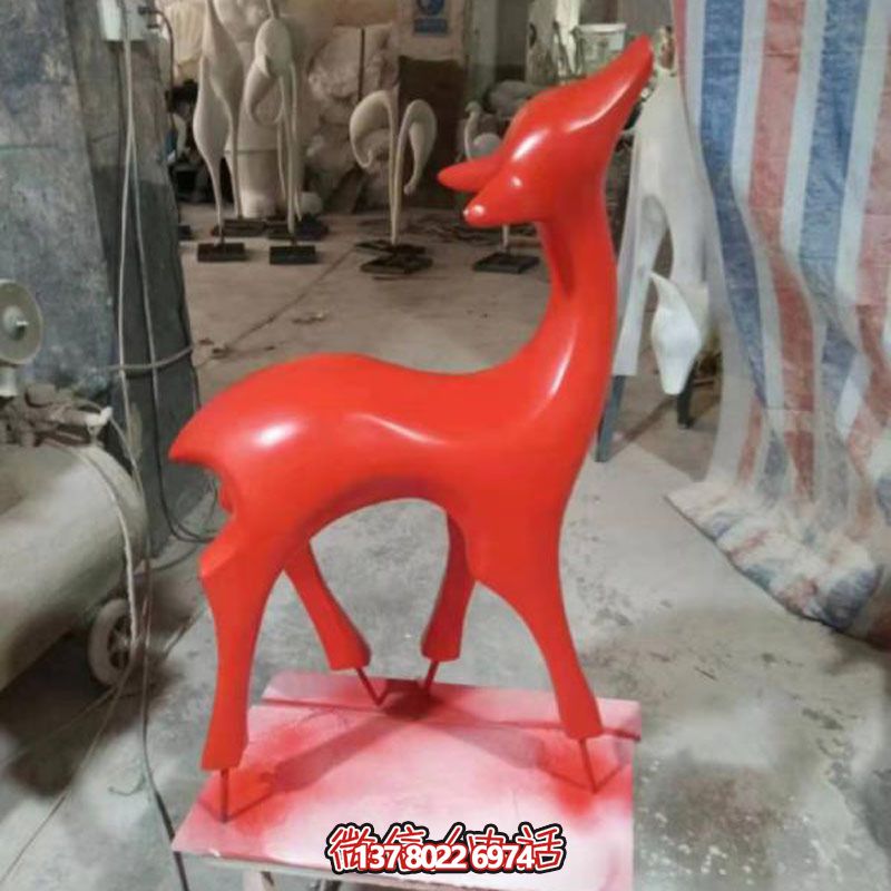 玻璃鋼制紅色梅花鹿雕塑，裝點(diǎn)別墅小區(qū)精致美觀