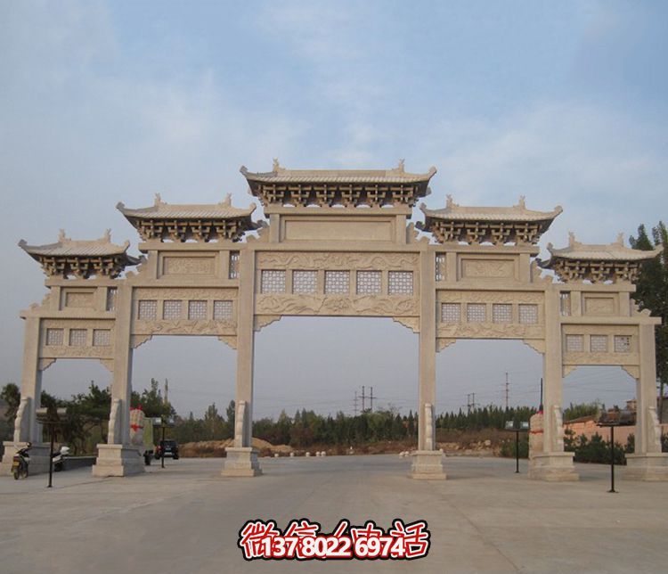 精美大型鏤空牌樓石雕，為公園廣場增添美麗色彩