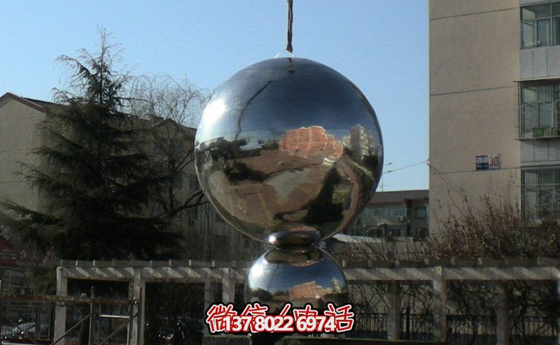 不銹鋼球體雕塑，鏡面反光，室外裝點(diǎn)美化
