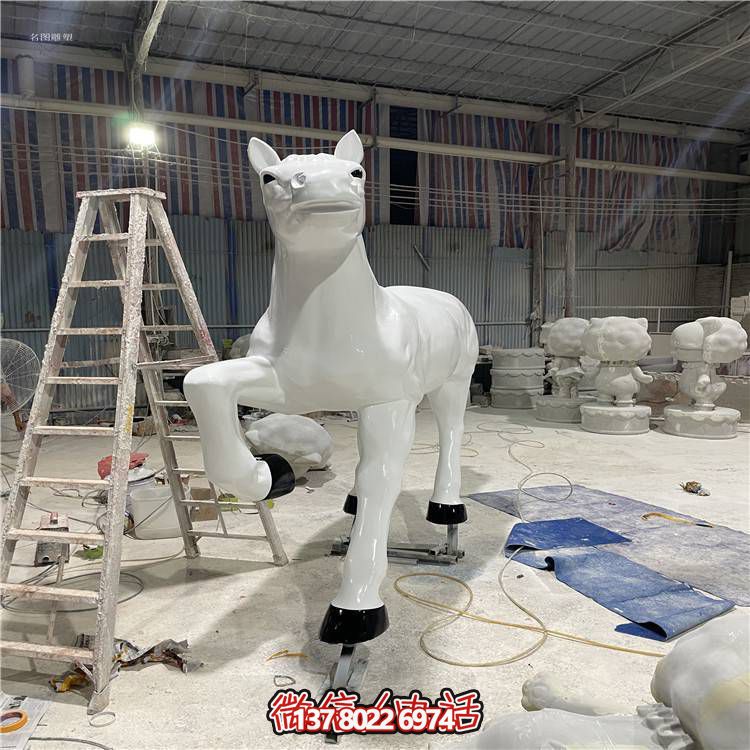 玻璃鋼馬雕塑，點(diǎn)綴戶外園林