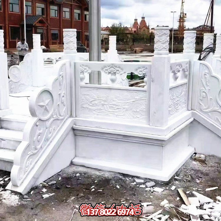 漢白玉升旗臺(tái)，做工精美，安全防護(hù)欄桿