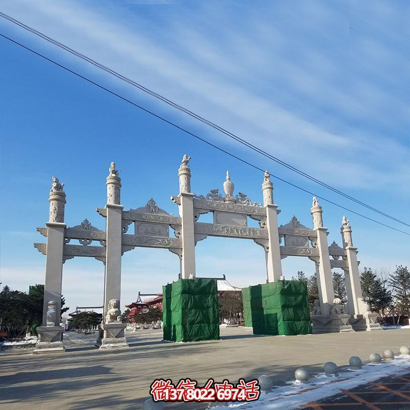 新款漢白玉牌坊，美觀而古樸的石六柱，為寺院和景區(qū)增添靈氣
