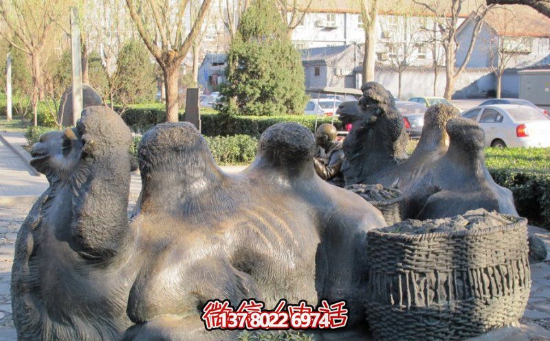 玻璃鋼駱駝雕塑，欣賞公園里歪頭看玻璃創(chuàng)意