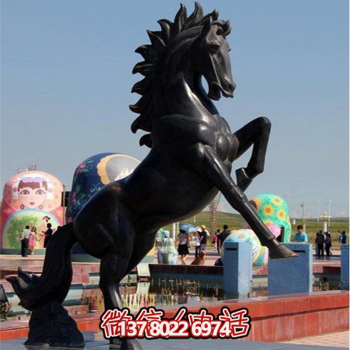 大型仿銅馬玻璃鋼雕塑，為廣場景觀增添無限精彩