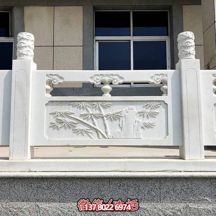 精致古典庭院雕飾浮雕石柱、欄桿、欄板，營(yíng)造溫馨園林