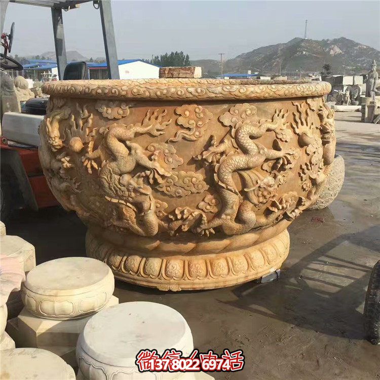 傳統(tǒng)水缸，絢麗多彩的雙龍戲紋