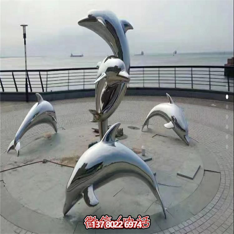 不銹鋼海豚雕塑，讓海邊的廣場更加美觀