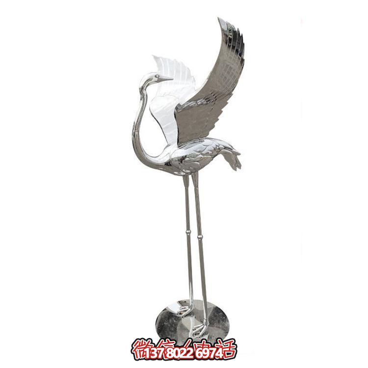 鏡面不銹鋼仙鶴雕塑，質(zhì)樸自然，展翅回頭