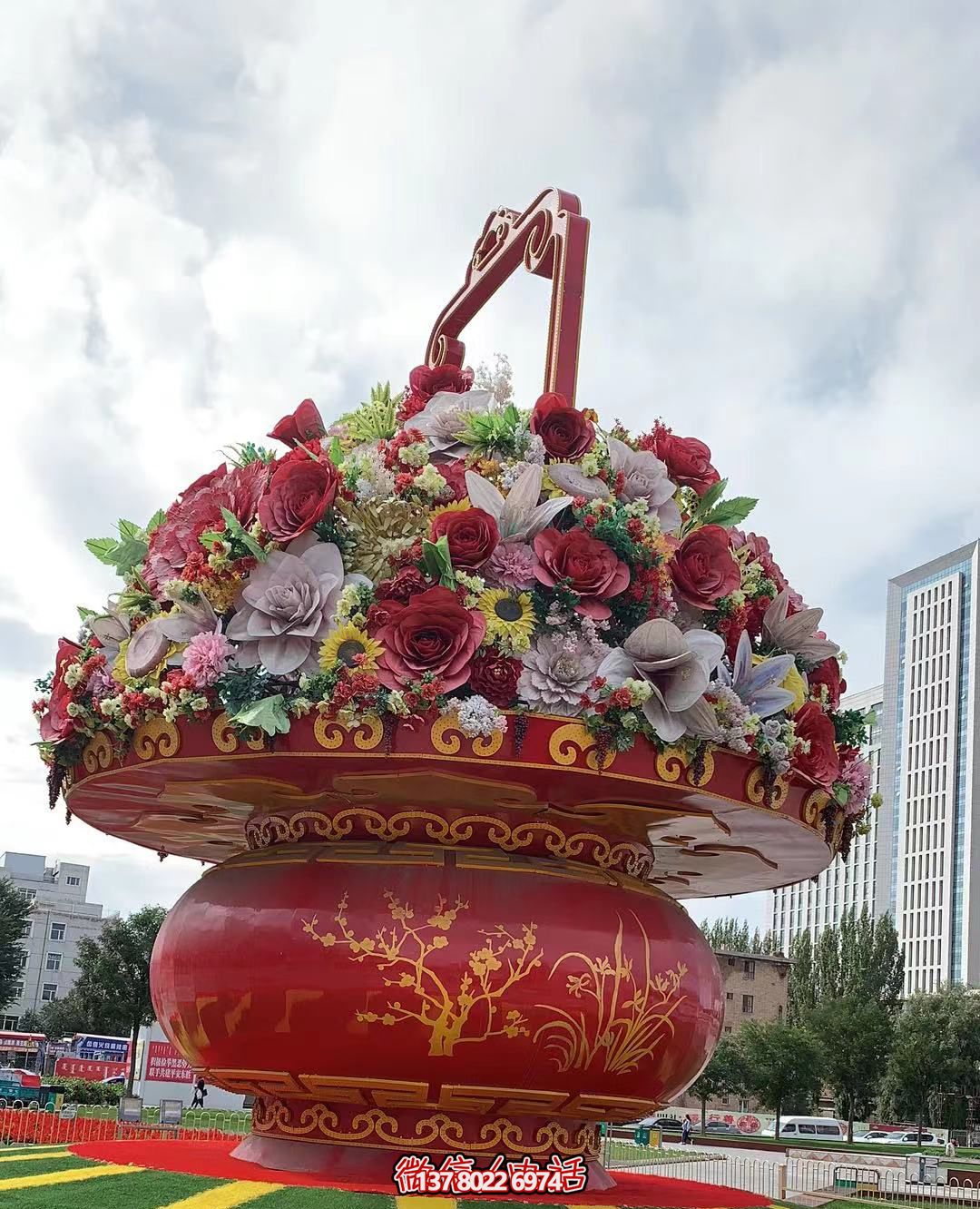 現(xiàn)代五彩花籃，給城市廣場帶來活力