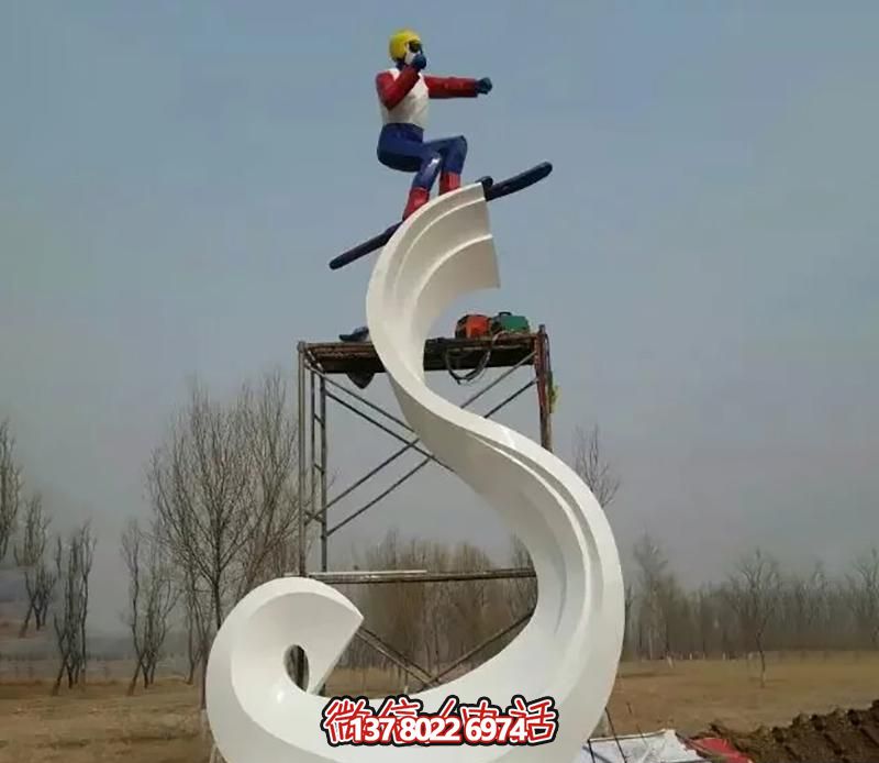 彩繪不銹鋼雕塑，把滑雪運(yùn)動(dòng)主題人物雕刻到廣場(chǎng)上