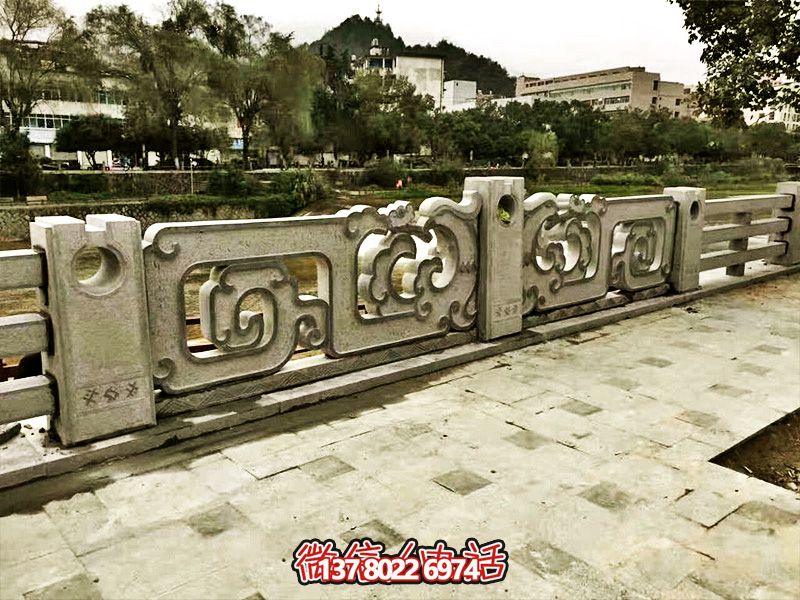大理石石欄桿鏤空雕塑，讓湖邊的裝飾更加完美
